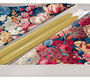PAW Набор салфетки столовые Цветочное великолепие 33х33 см 20 шт. +  свечи конческие золотые 2 шт.